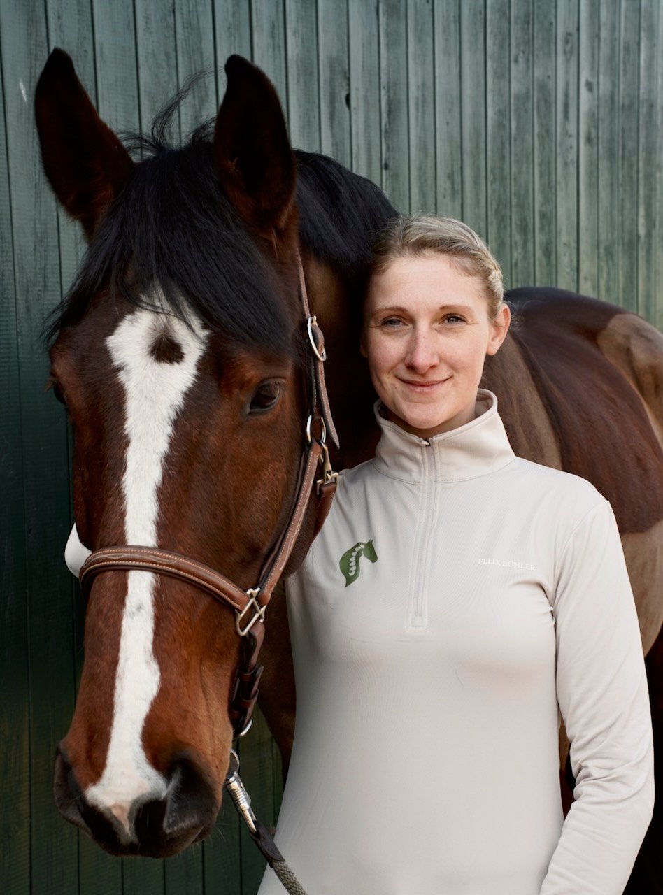 Portrait Tierärztin Sara Tadken und braunes Pferd